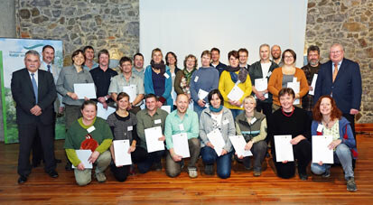 Gruppenfoto der Teilnehmer mit den Zertifikaten