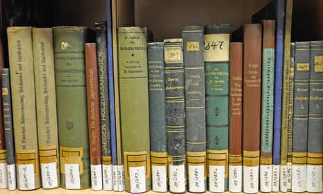 B&uuml;cher in B&uuml;cherregal