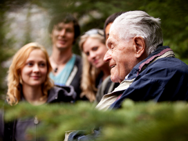 Besuchergruppe im Wildgehege