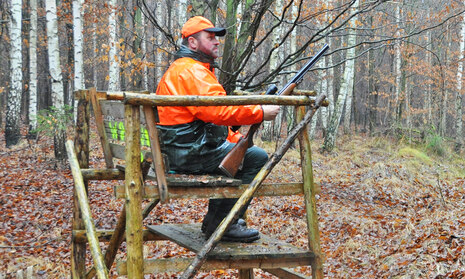 Jäger auf Hochsitz im Wald