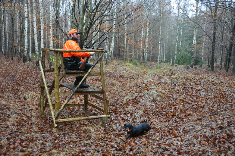 J&auml;ger auf Hochsitz