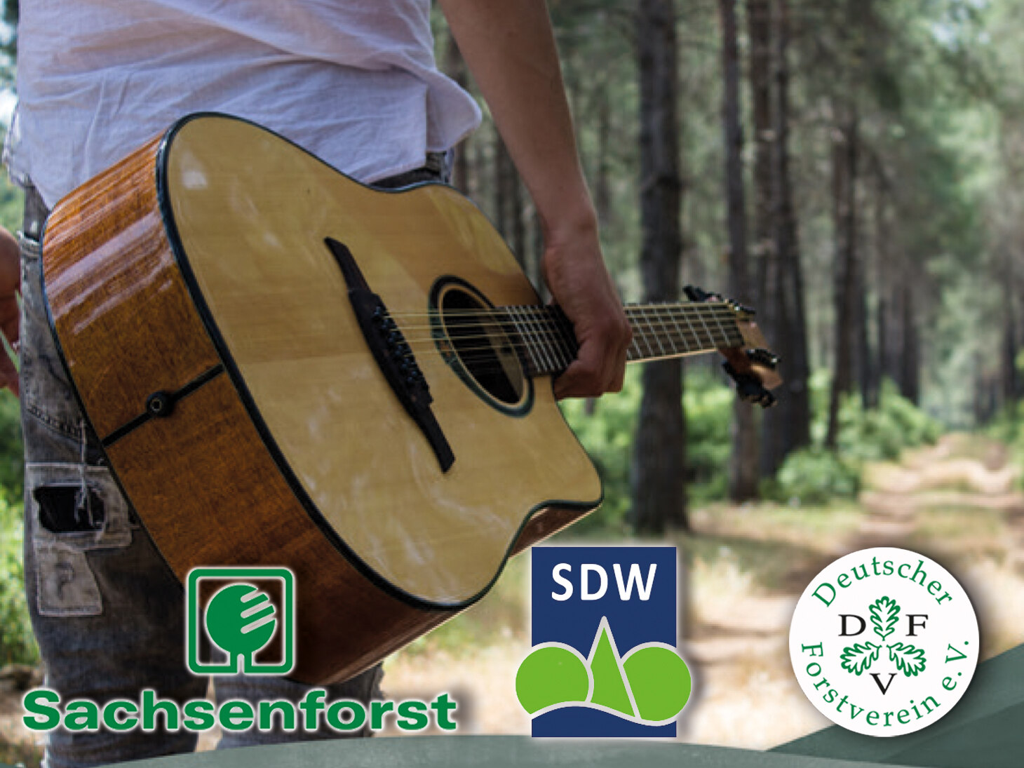 Mann steht mit Gitarre auf einem Waldweg. Davor die Logos von Sachsenforst, SDW und DFV.