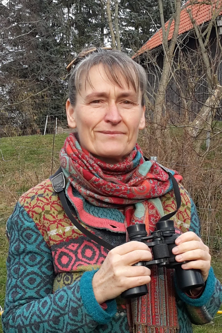 Porträt von Carolin Lötzsch mit Fernglas