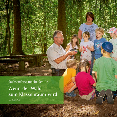 Ein Waldpädagoge mit Kindern im Wald.