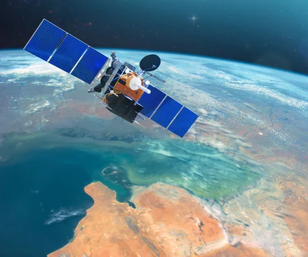 Ein Satellit &uuml;ber der Erde.