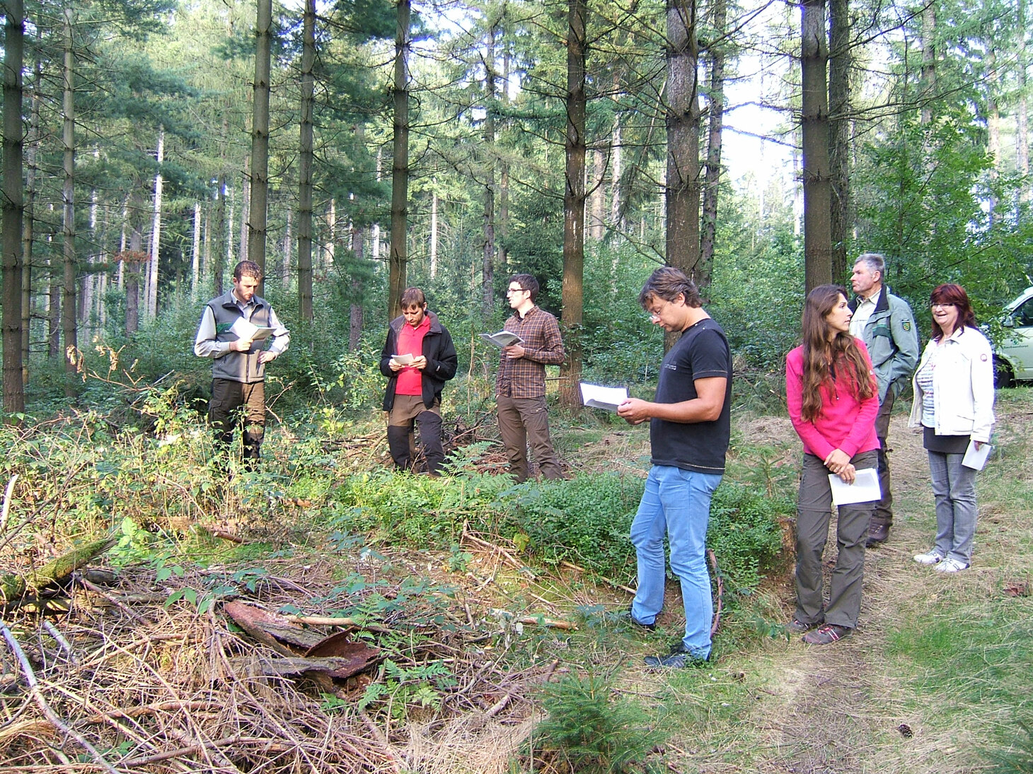 Förster mit Waldbesitzern im Wald