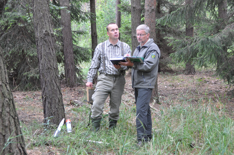 Waldbesitzer mit F&ouml;rster im Wald