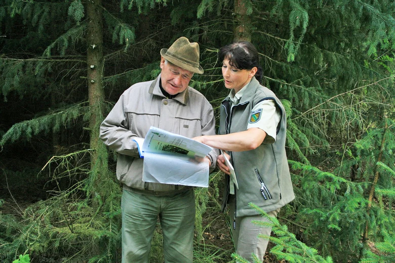 Waldbesitzer im Gespr&auml;ch mit F&ouml;rsterin