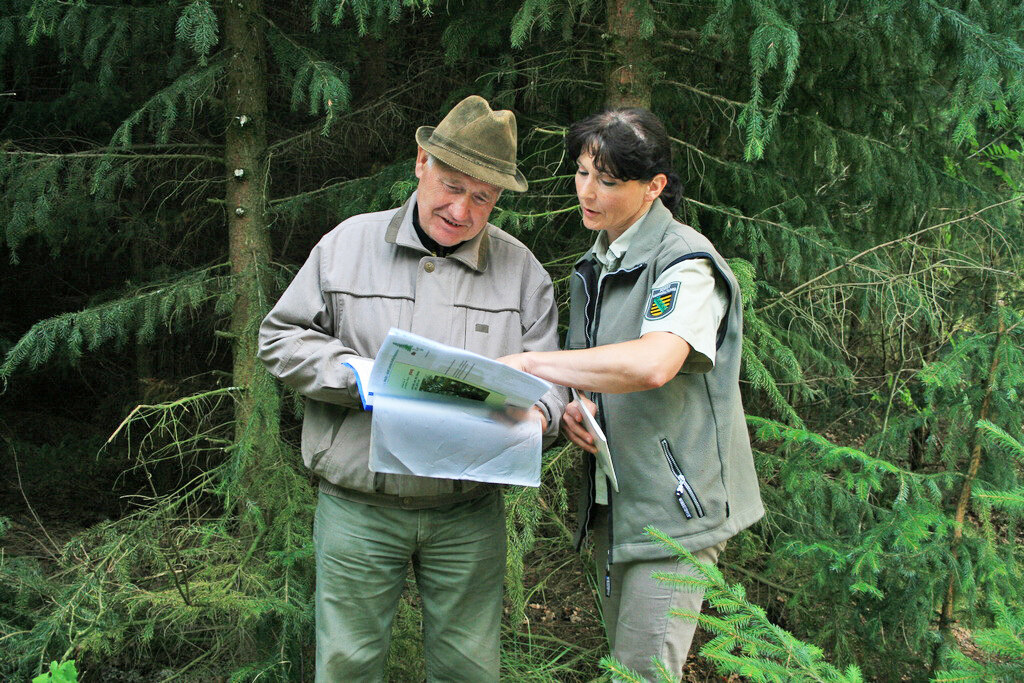 Waldbesitzer im Gespräch mit Försterin