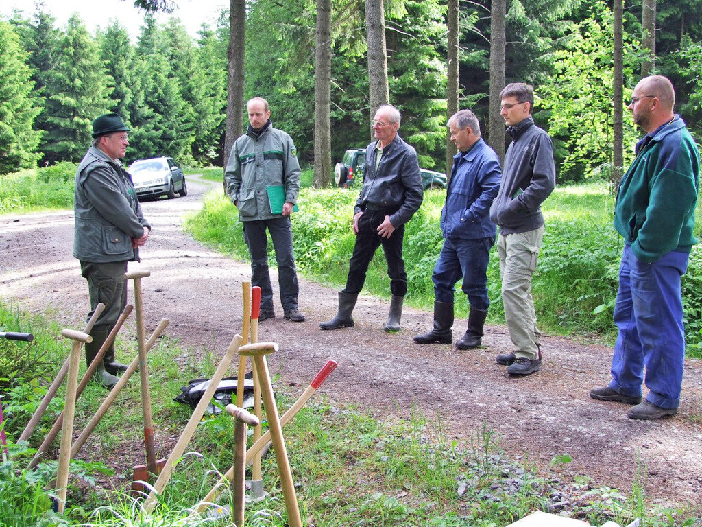 Förster und Waldbesitzer bei einer Schulung im Wald