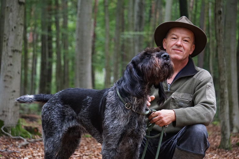 Porträt des Wildgehegeführers mit seinem Hund