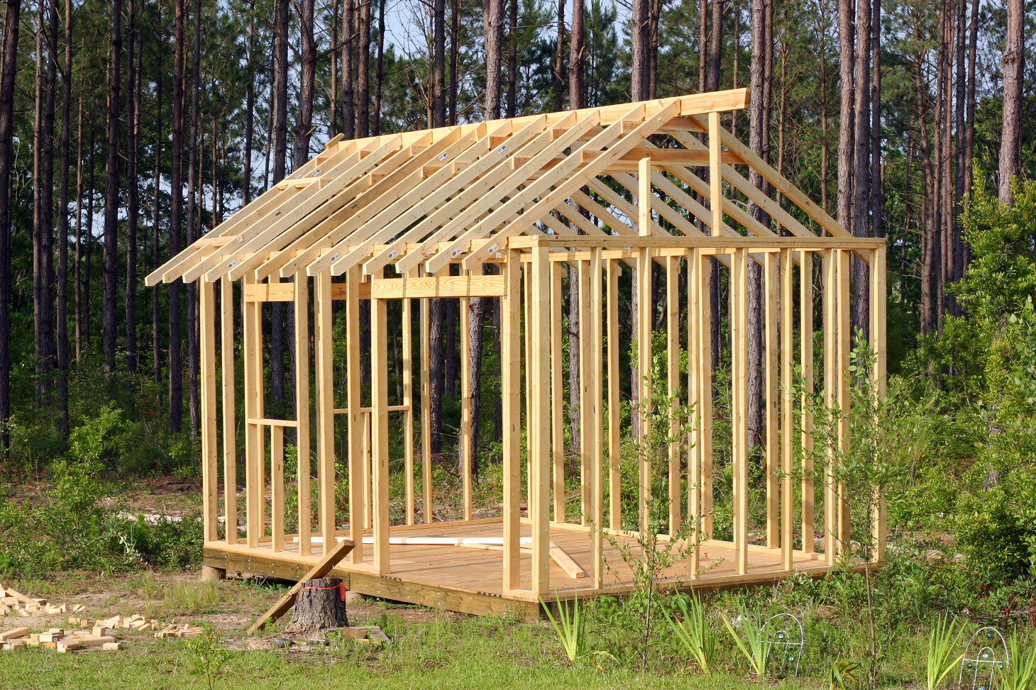 Kleine Hütte aus Holz im Rohbau.