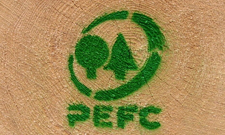 aufgesprühtes PEFC-Logo auf Holz