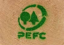 Auf Holz aufgesprühtes PEFC-Logo