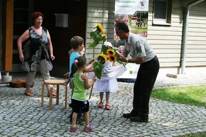 Kinder &uuml;berreichen Sonnenblumen an Frank Eichler