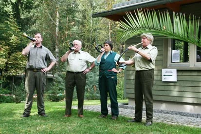 Eine Jagdhornbl&auml;sergruppe beim Musizieren