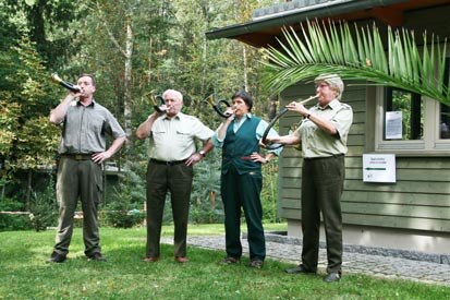 Eine Jagdhornbläsergruppe beim Musizieren