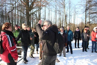 Thilo Blamberg erläutert anderen Wandern den Ort.