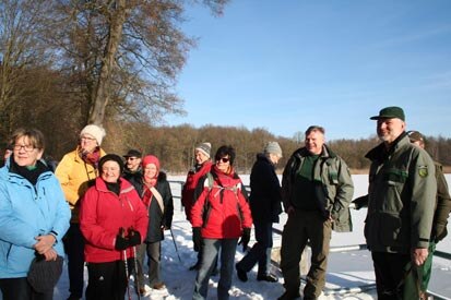 Eine gut gelaunte Wandergruppe im Schnee. Rechts im Bild die Herren Padberg und Böhme