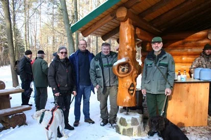 Gruppenbild vor der H&uuml;tte