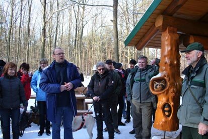 Der Bürgermeister bei seiner Ansprache vor der Hütte.