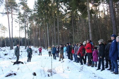 Die Gruppe bei einem Halt auf dem verschneiten Wanderweg.