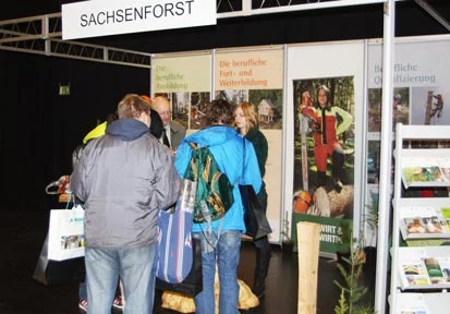 Referatsleiter Herr Schulze und Auszubildende Frau Uhl informieren ihre Zuh&ouml;rer am Sachsenforst-Messestand