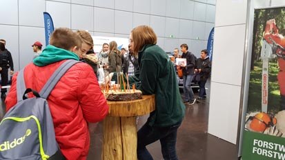 Jugendliche am Messestand