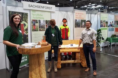 Marie Ahnert, Katharina Uhl und Florian Huster (v.l.n.r.) am Messestand von Sachsenforst