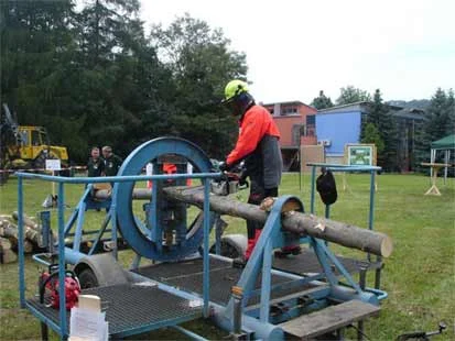 Training mit der Motors&auml;ge am Baumbiegesimulator