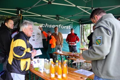 In einem für den Regenschutz aufgestelltem Pavillon informieren sich die Pressevertreter bei den Fachleuten.