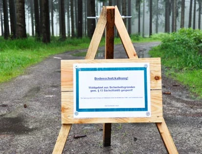 Ein Sperrschild auf einem Waldweg mit dem Hinweis zur Waldsperrung w&auml;hrend der Kalkung.