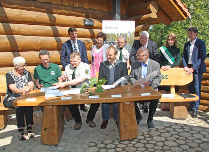 Gruppenfoto am Tisch