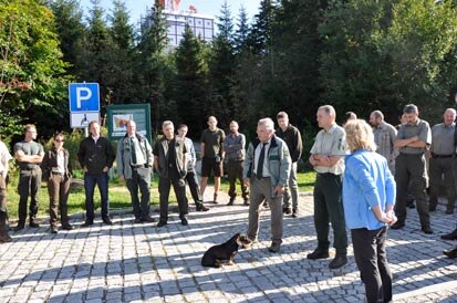 Professor Braun und Stephan Schusser im Kreis der Exkursionsteilnehmer auf einem Parkplatz