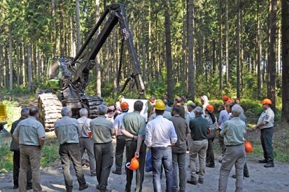 Die Exkursionsteilnehmer vor einem Harvester.