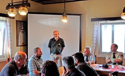 Dr. Eisenhauer in einem Besprechungsraum vor einer Leinwand.