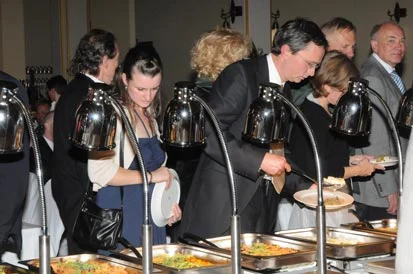G&auml;ste am Buffet
