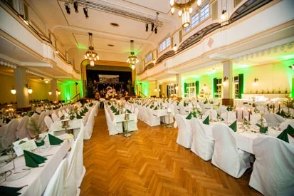 Blick in den leeren geschm&uuml;ckten Saal