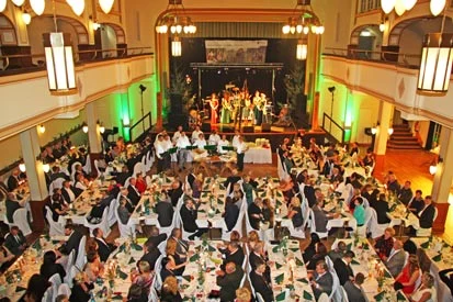 Blick in den gef&uuml;llten Saal, w&auml;hrend Andreas Padberg den Ball auf der B&uuml;hne er&ouml;ffnet.