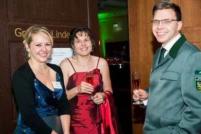 Susann Richter (links) mit G&auml;sten beim Sektempfang zur Begr&uuml;&szlig;ung