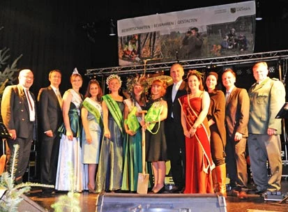 Gruppenbild der Ehreng&auml;ste auf der B&uuml;hne