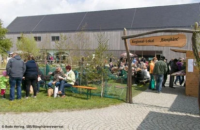 Blick auf das mit Menschen gef&uuml;llte Gel&auml;nde am Haus der Tausend Teiche