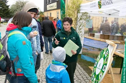 Eine Mitarbeiterin des Biosph&auml;renreservates im Gespr&auml;ch mit Besuchern