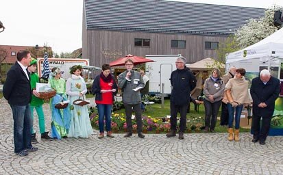 Der Leiter der Biosphärenreservatsverwaltung Torsten Roch (Mitte) mit Partnern und Gästen des Naturmarktes bei der Eröffnung