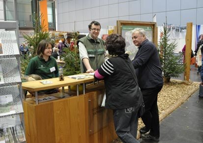 Besucher am Infotresen von Sachsenforst