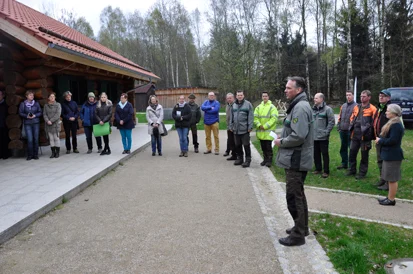 Forstbezirksleiter Uwe Borrmeister im Beisein von Vertretern des Gymnasiums und einer KiTa aus Gro&szlig;r&ouml;hrsdorf, der Grundschule Gro&szlig;hartau, der Gemeinde Arnsdorf, des Landratsamts Bautzen sowie der Forstbezirke Neustadt und Dresden bei der Er&ouml;ffnung