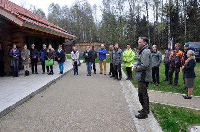 Forstbezirksleiter Uwe Borrmeister im Beisein von Vertretern des Gymnasiums und einer KiTa aus Großröhrsdorf, der Grundschule Großhartau, der Gemeinde Arnsdorf, des Landratsamts Bautzen sowie der Forstbezirke Neustadt und Dresden bei der Eröffnung