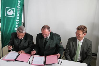 Prof. Dr. Hubert Braun und Volker Gebhardt unterzeichnen die Rahmenvereinbarung