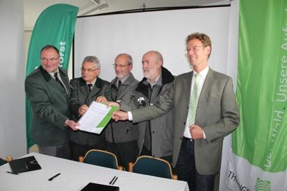 Volker Gebhardt, Dr. Dirk-Roger Eisenhauer, Wolfgang Arenhövel, Henrik Harms, v.l.n.r.) nach der Unterzeichnung der Rahmenvereinbarung