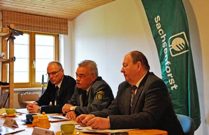 v.l.n.r.: Mike Ruckh; Oberb&uuml;rgermeister Stadt Sebnitz, Prof. Dr. Hubert Braun; Gesch&auml;ftsf&uuml;hrer des Staatsbetriebes Sachsenforst, MdB Klaus Br&auml;hmig; Vorsitzender des Tourismusverbandes S&auml;chsische Schweiz)